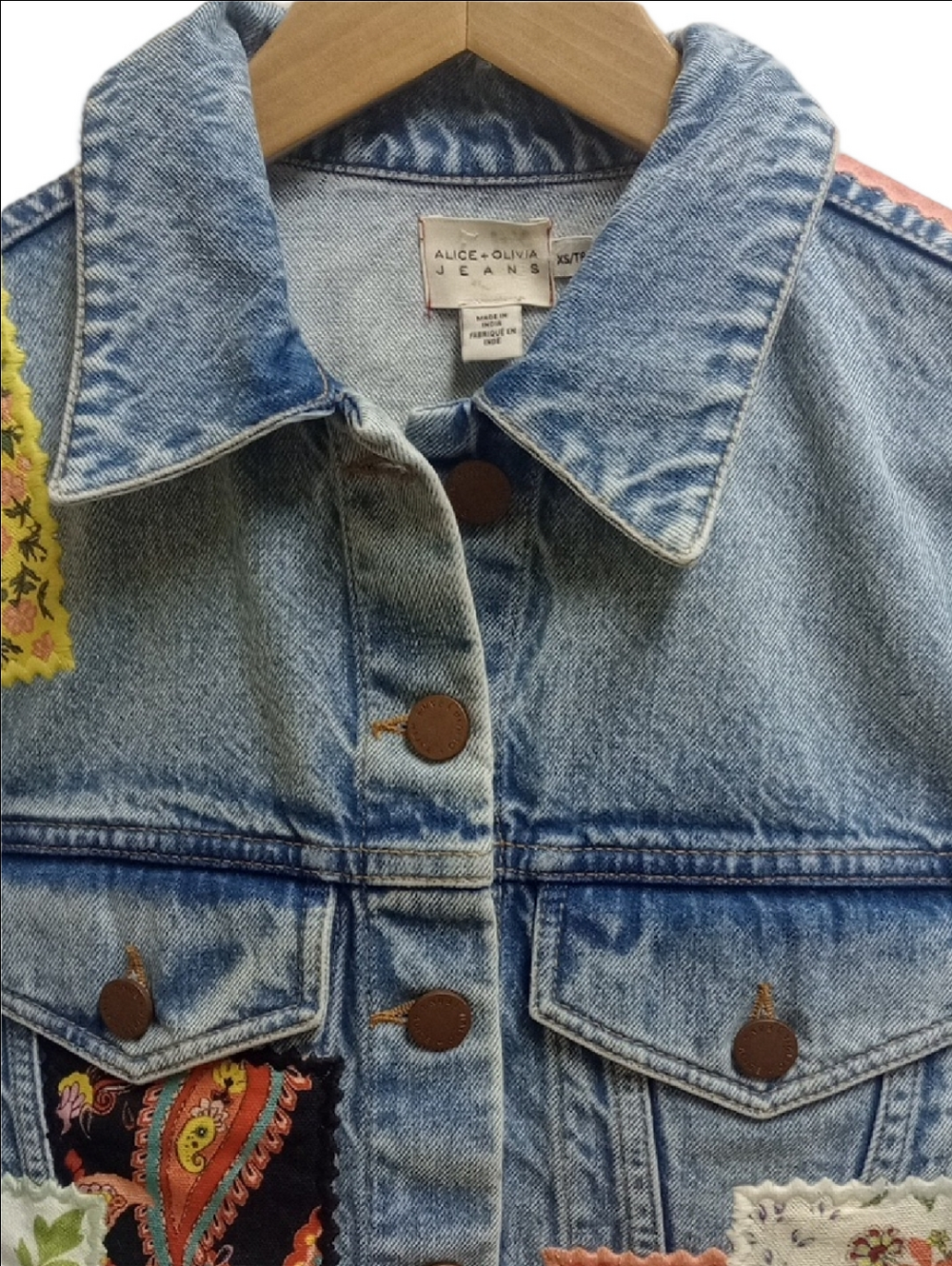 ALICE + OLIVIA LIGHT BLUE DENIM CROPPED JACKET WITH FLORAL PATCHES ◾SIZE XS - Picture 7 of 16